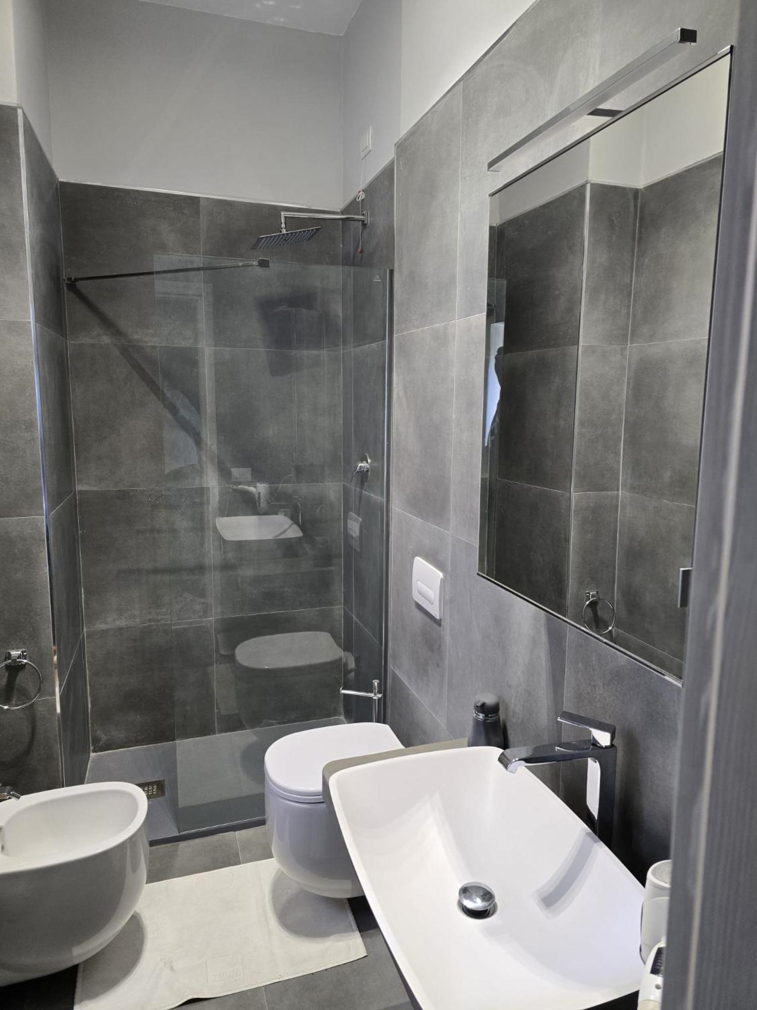 La Villa Apartments Tinaia - Excellent For Sardegna & Corsica - 6-8 Beds - Private Parking Included With Camera Livorno Dış mekan fotoğraf